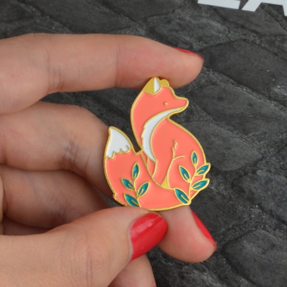 NWT Fox Pin - Picture 4 of 4